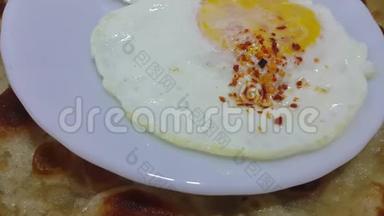 4白色盘子上煎蛋或蛋卷的K顶视图